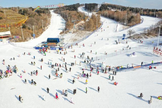 12月3日,学生和家长们在长春市天定山滑雪场滑雪(无人机照片)。新华社记者 张楠 摄